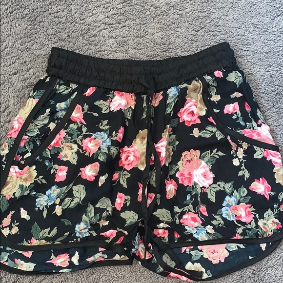 I’m selling these flower printed shorts from Exist - Picture 1 of 4